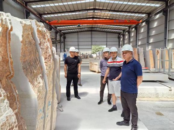 建设工程学院赴弥勒云石石材开发公司开展校企合作交流，共探建筑材料技术开发